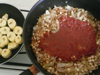 Pescado en salsa de jitomate con plátano macho, granos de elote, aceitunas y albahaca