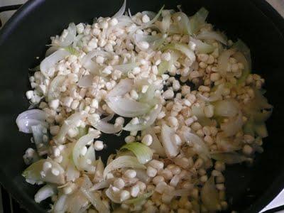 Pescado en salsa de jitomate con plátano macho, granos de elote, aceitunas y albahaca