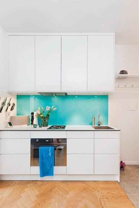 Un apartamento con toques de color turquesa