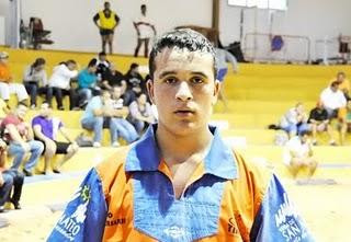 Óscar Paz (U. Doctoral) y Carlos Santana (Tinamar) campeones 2011 de lucha canaria en Gran Canaria Cadete por pesos.