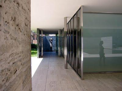 Construcción Monolítica y Estratificada: El Pabellón de Barcelona