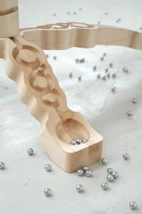 Marbelous, una mesa de madera con pistas de canicas de acero