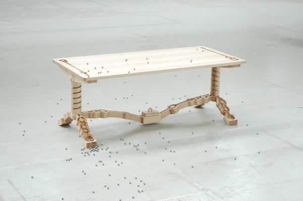 Marbelous, una mesa de madera con pistas de canicas de acero