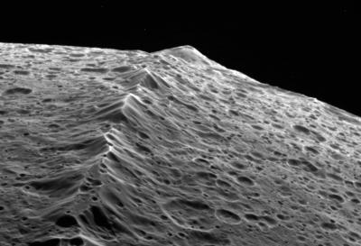 Explican origen cresta ecuatorial de Iapetus