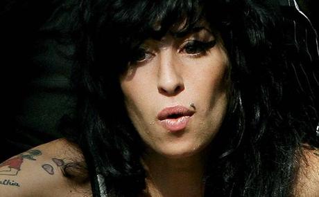 Hallan muerta a Amy Winehouse