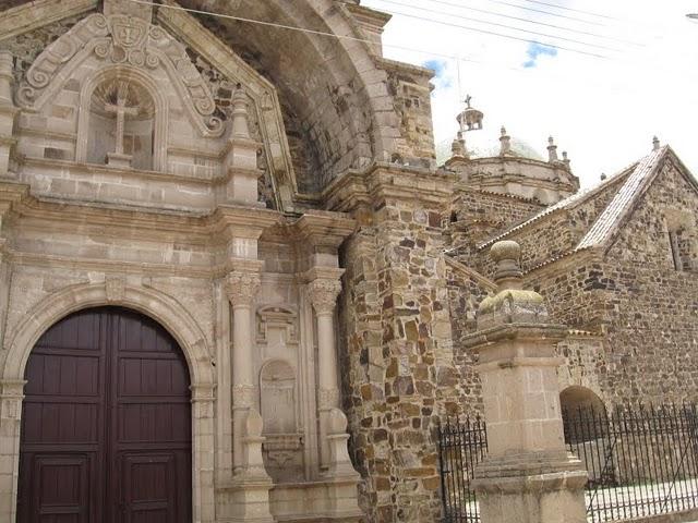 LAMPA: CATACUMBAS, CADAVERES Y GENIOS EN EL ALTIPLANO