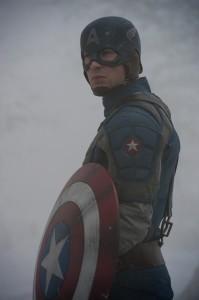 Chris Evans habla sobre el nuevo traje del Capitán América en Los Vengadores y sobre Robert Downey Jr.