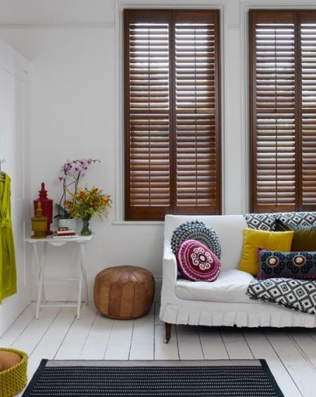 suelo de madera blanco flores silvestres estilo shabby chic estilo rústico moderno estilo rústico blanco estilo nórdico de campo estilo moderno contraventana de madera cojines retro cojines de cenefas cojínde cuero marroquí casa en el pueblo casa de campo decorada en blanco 