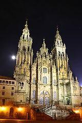 Vista nocturna de la fachada del Obradoiro. Wikipedia