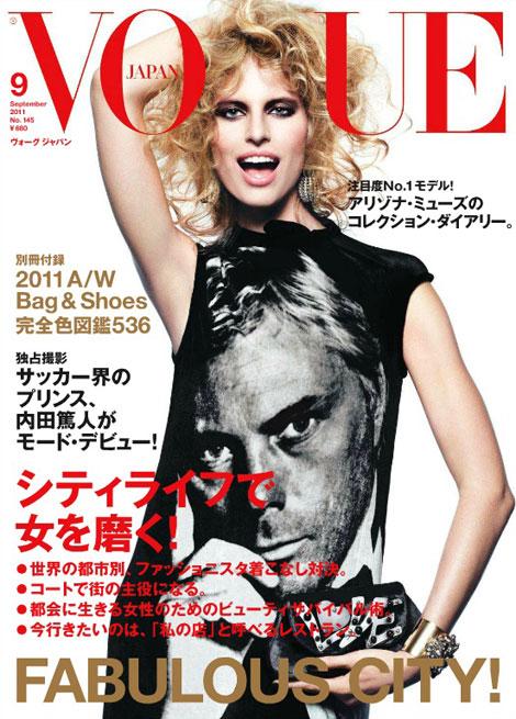 Karolina Kurkova con un joven Armani impreso en su vestido, en portada de Vogue Japón, Septiembre 2011