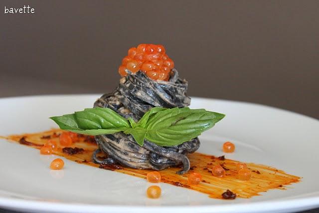 Tagliolini al nero di seppia alla crema di salmone . Tagliolini al nero de sepia con crema de salmòn