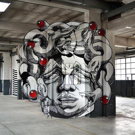 Street art. Retrato-anamorfosis de Medusa.