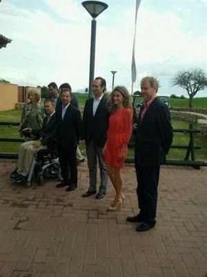Dña. Letizia visita  la Fundación Handisport en Baleares con un vestido de cóctel rojo