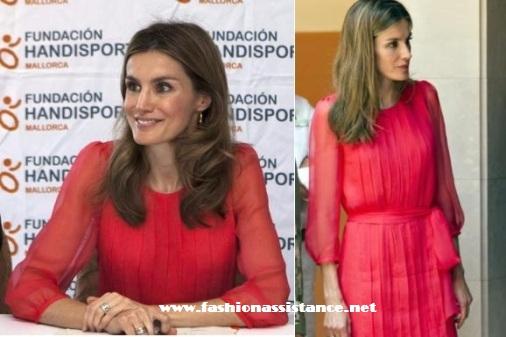 Dña. Letizia visita  la Fundación Handisport en Baleares con un vestido de cóctel rojo