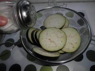 Salmón con berenjenas y salsa de yogur