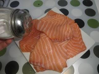 Salmón con berenjenas y salsa de yogur