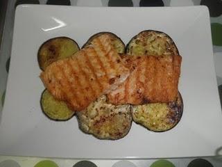 Salmón con berenjenas y salsa de yogur