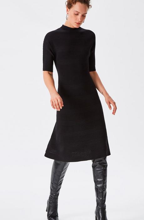 Falda Plisada Con Botas Altas