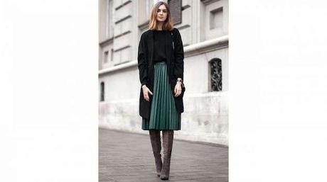 Falda Plisada Con Botas Altas