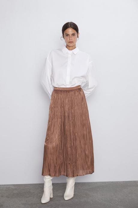 Falda Plisada Con Botas Altas