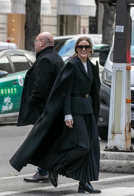 Falda Plisada Con Botas Altas