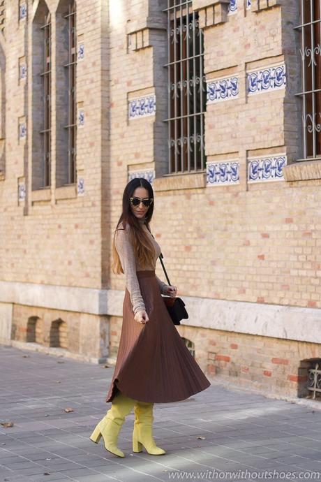 Falda Plisada Con Botas Altas