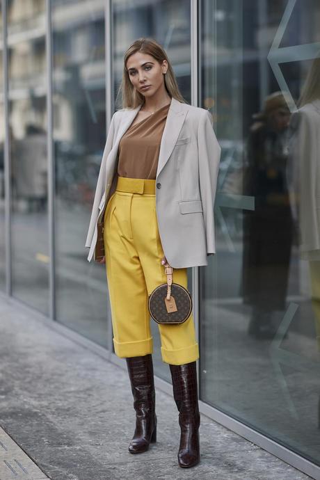 Falda Plisada Con Botas Altas