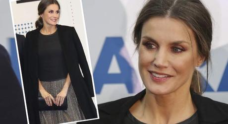 Falda Plisada Con Botas Altas