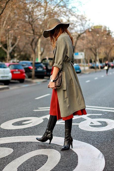 Falda Plisada Con Botas Altas