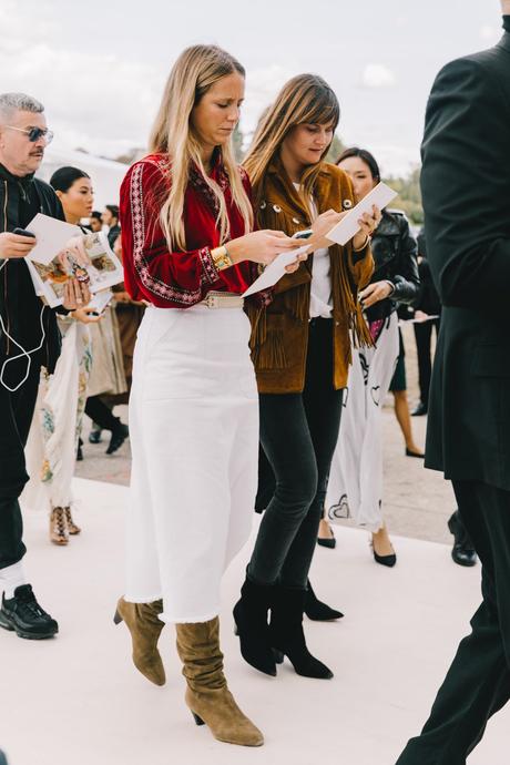 Falda Plisada Con Botas Altas