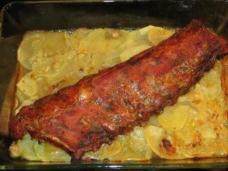 CAZUELITA DE COSTILLAS CON PATATAS AL HORNO CAZUELITA DE COSTILLAS CON PATATAS AL HORNO