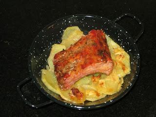CAZUELITA DE COSTILLAS CON PATATAS AL HORNO CAZUELITA DE COSTILLAS CON PATATAS AL HORNO