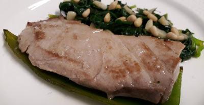 VENTRESCA A LA PLANCHA CON ESPINACAS Y PIÑONES