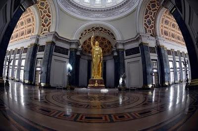 El Majestuoso pasillo central del Capitolio de la Habana, Cuba.