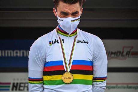 Julian Alaphilippe campeón mundial de ciclismo bajo la Specialized Tarmac SL7