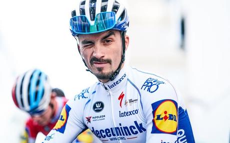 Julian Alaphilippe campeón mundial de ciclismo bajo la Specialized Tarmac SL7