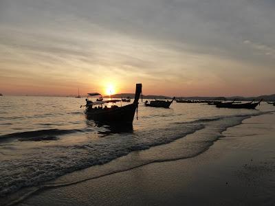 Atardecer playa Ao Nang, Krabi, Tailandia, La vuelta al mundo de Asun y Ricardo, vuelta al mundo, round the world, mundoporlibre.com