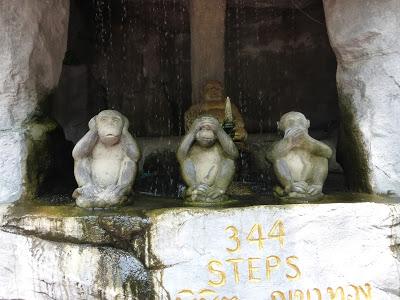 Los tres monos, Subida a Wat Saket, la Montaña Sagrada, Bangkok, Tailandia, La vuelta al mundo de Asun y Ricardo, vuelta al mundo, round the world, mundoporlibre.com,