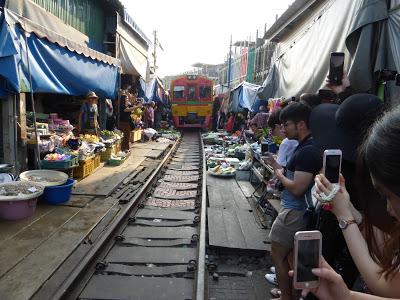 Mercado del tren, Mae Klong, Tailandia, La vuelta al mundo de Asun y Ricardo, vuelta al mundo, round the world, mundoporlibre.com