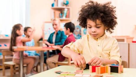 Cursos y máster Montessori para formadores en educación ’10’ para niños