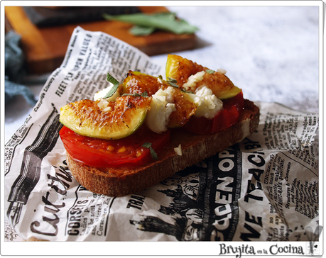 Tosta de tomate, higos y queso cabra