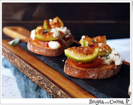 Tosta de tomate, higos y queso cabra