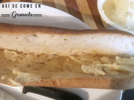 Bocadillo de jamón con mantequilla de ajo asado Bocadillo de jamón con mantequilla de ajo asado