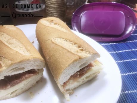 Bocadillo de jamón con mantequilla de ajo asado