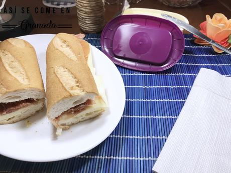 Bocadillo de jamón con mantequilla de ajo asado Bocadillo de jamón con mantequilla de ajo asado