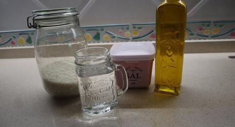 Los ingredientes para cocer el arroz blanco con Mambo