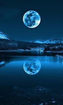 Mirar la luna.     Looking at the moon.     看著月亮