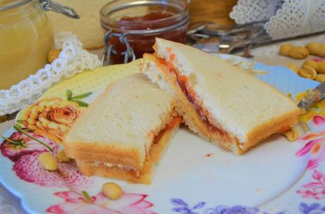Sandwich de mantequilla de CACAHUETE y MERMELADA el mas famoso de EEUU (PB&J) sandwich de mantequilla de cacahuete y mermelada (PB&J), sandwich de mantequilla de cacahuete y mermelada, PB&J, sandwich de mantequilla de cacahuete y mermelada el mas famoso de EEUU (PB&J), (PB&J),