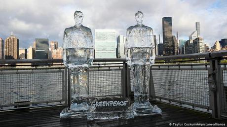 Greenpeace usa estatuas de Trump y Bolsonaro para su protesta