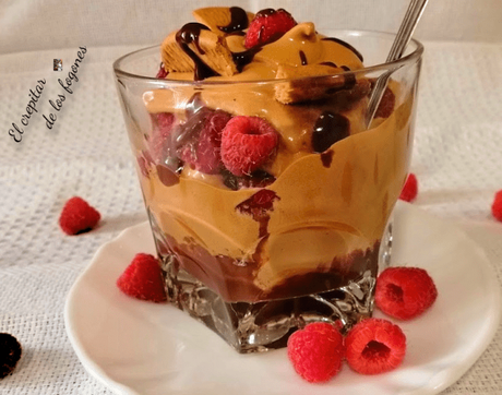 CREMA DE CAFÉ MÁGICA CON FRAMBUESAS Y CHOCOLATE CREMA DE CAFÉ MÁGICA CON FRAMBUESAS Y CHOCOLATE